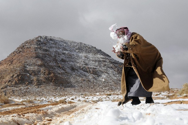 بارش برف در صحرای تبوک عربستان