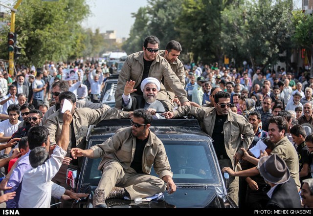 جمع آوری نامه های مردمی به روحانی (عکس)