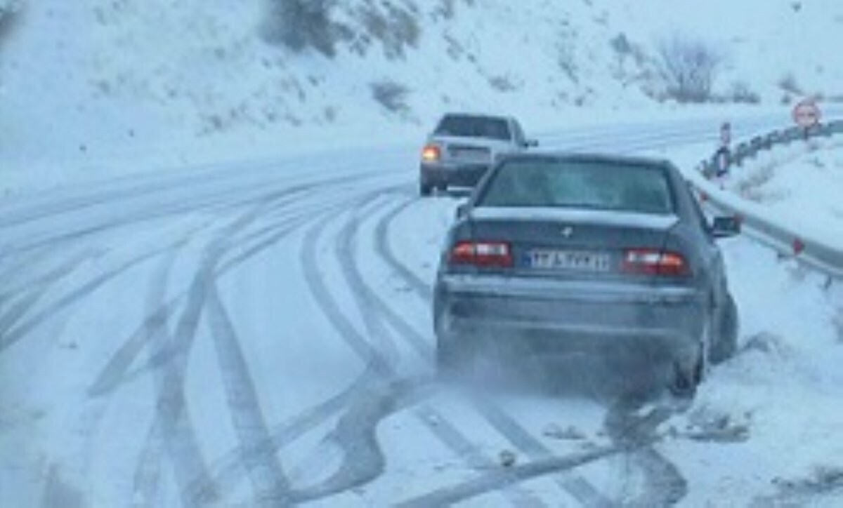 برف در جاده‌های ۲ استان/ انسداد ۱۳ جاده اصلی و فرعی