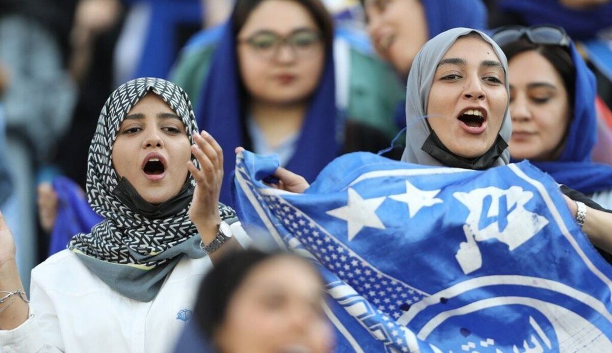 روزنامه خراسان: حضور زنان در ورزشگاه باعث شد مردان به آن‌ها احترام بگذارند/ حتی یک حرف رکیک زده نشد/ این تجربه را تکرار کنید