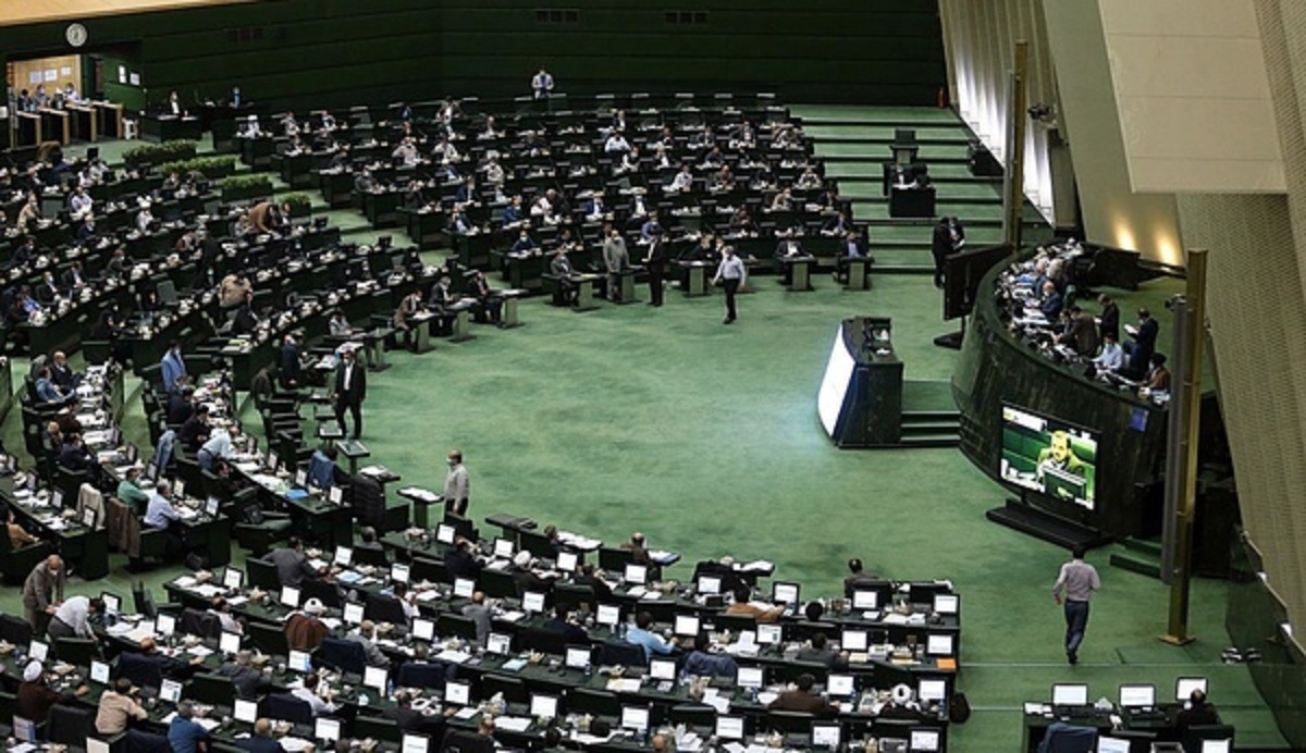 روزنامه اطلاعات: اگر مجلس به جای تصویب لایحه حمایت از حقوق زنان، مشغول رسیدگی به مجازات نگهداری سگ و گربه نمی شد، کار به اینجا نمی کشید