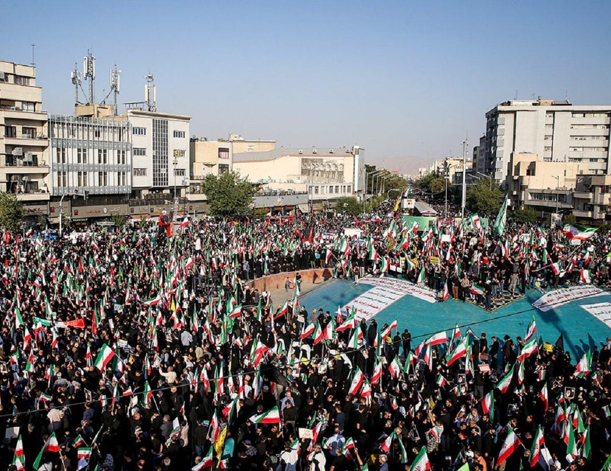 حضور فرزند مقام معظم رهبری در اجتماع میدان انقلاب (عکس)