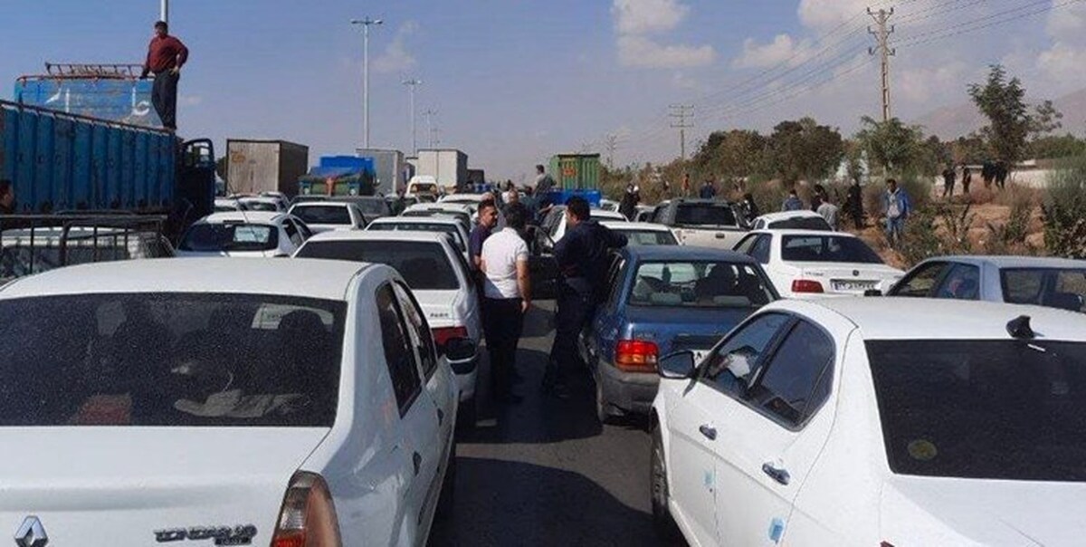 فارس: حمله اغتشاشگران به پلیس در کرج/ تسنیم: شهادت یک بسیجی؛ 5 مامور ناجا زخمی شدند