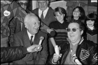 Coluche et le maire de Marseille Gaston Defferre présentent à la presse une campagne en faveur des « restaurants du coeur »